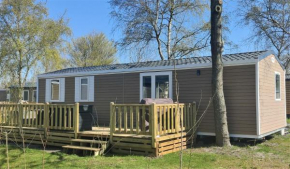 BJ Chalets - De Rug 3 - Vakantiepark Lauwersoog - Luxe chalet MET vaatwasser en inloopkast! Vroege incheck! MET AIRCO!